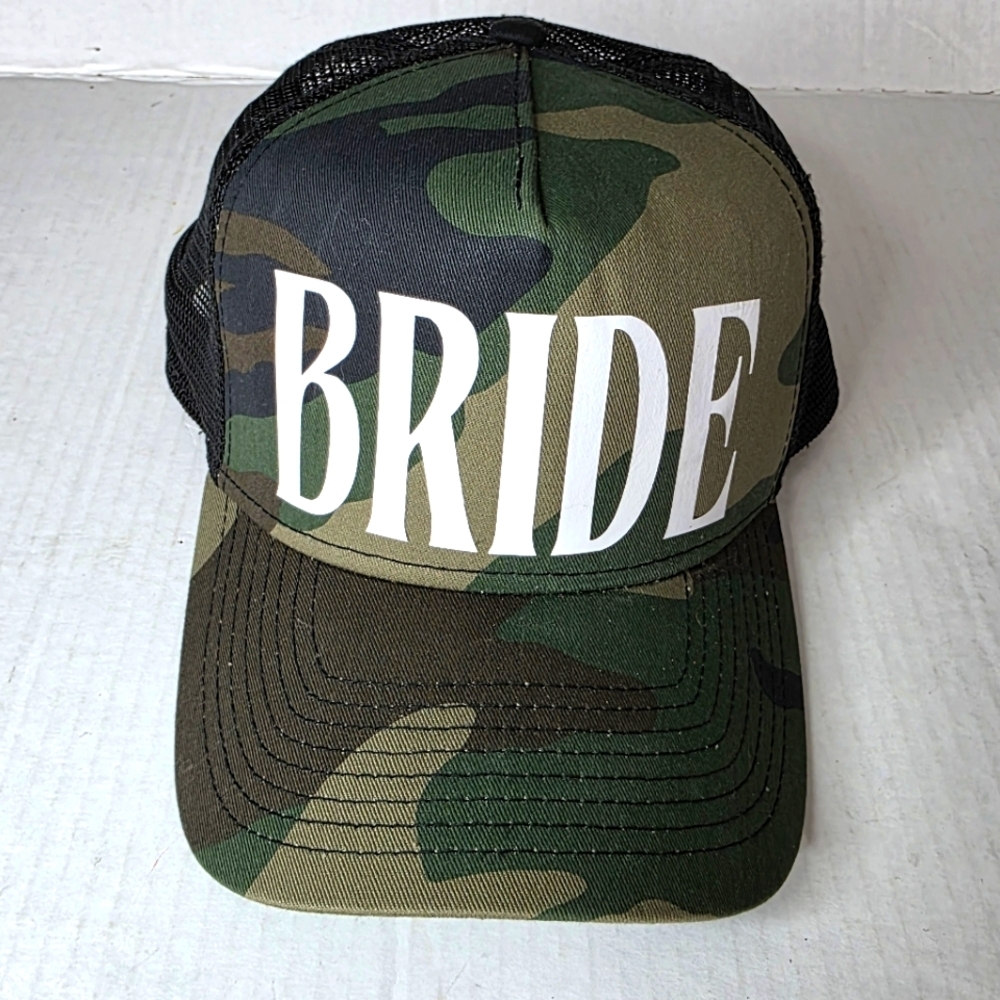 NEW ERA Bride Camouflage Snapback Trucker Cap.
